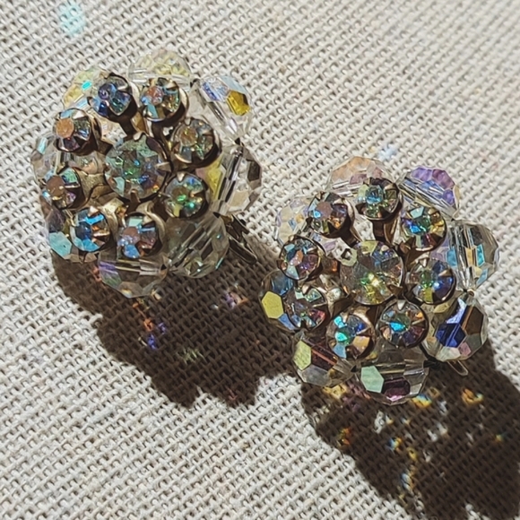 Aurora Borealis Round Vintage Crystal Unsigned Clip Earrings EUC - Picture 8 of 14